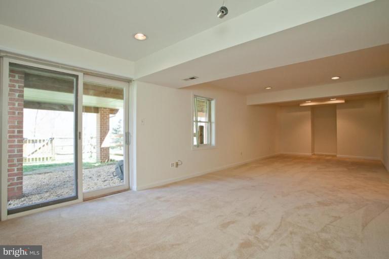 17327 Buehler Road Olney, MD 20832 - Photo 4 of 30 Family Room