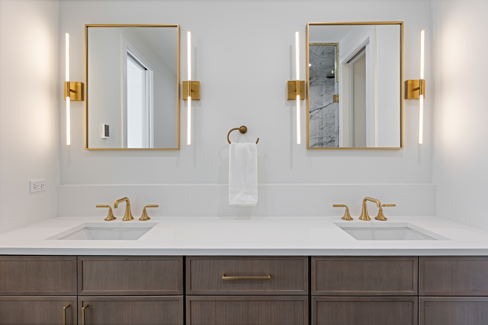 3614 North Marshfield Avenue Chicago, IL 60613 - Photo 27 of 61 a bathroom with a sink and a mirror