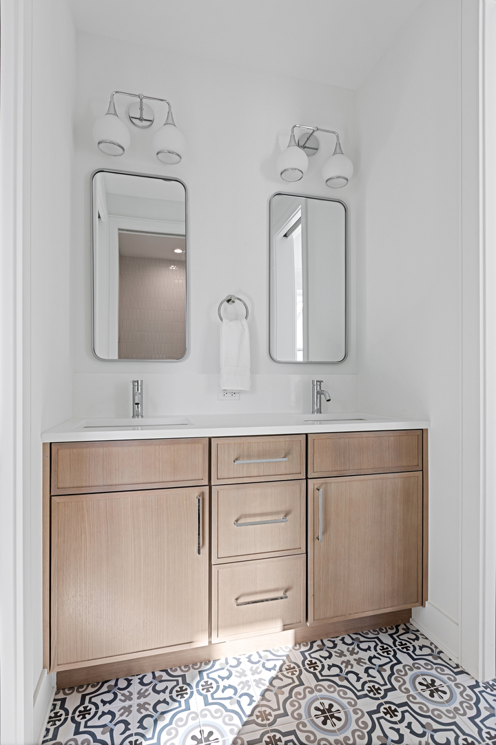 3614 North Marshfield Avenue Chicago, IL 60613 - Photo 35 of 61 a bathroom with a sink a mirror and vanity