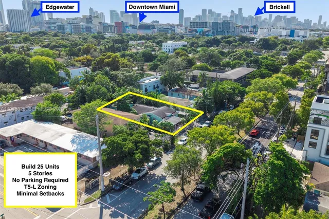 a view of a tennis court