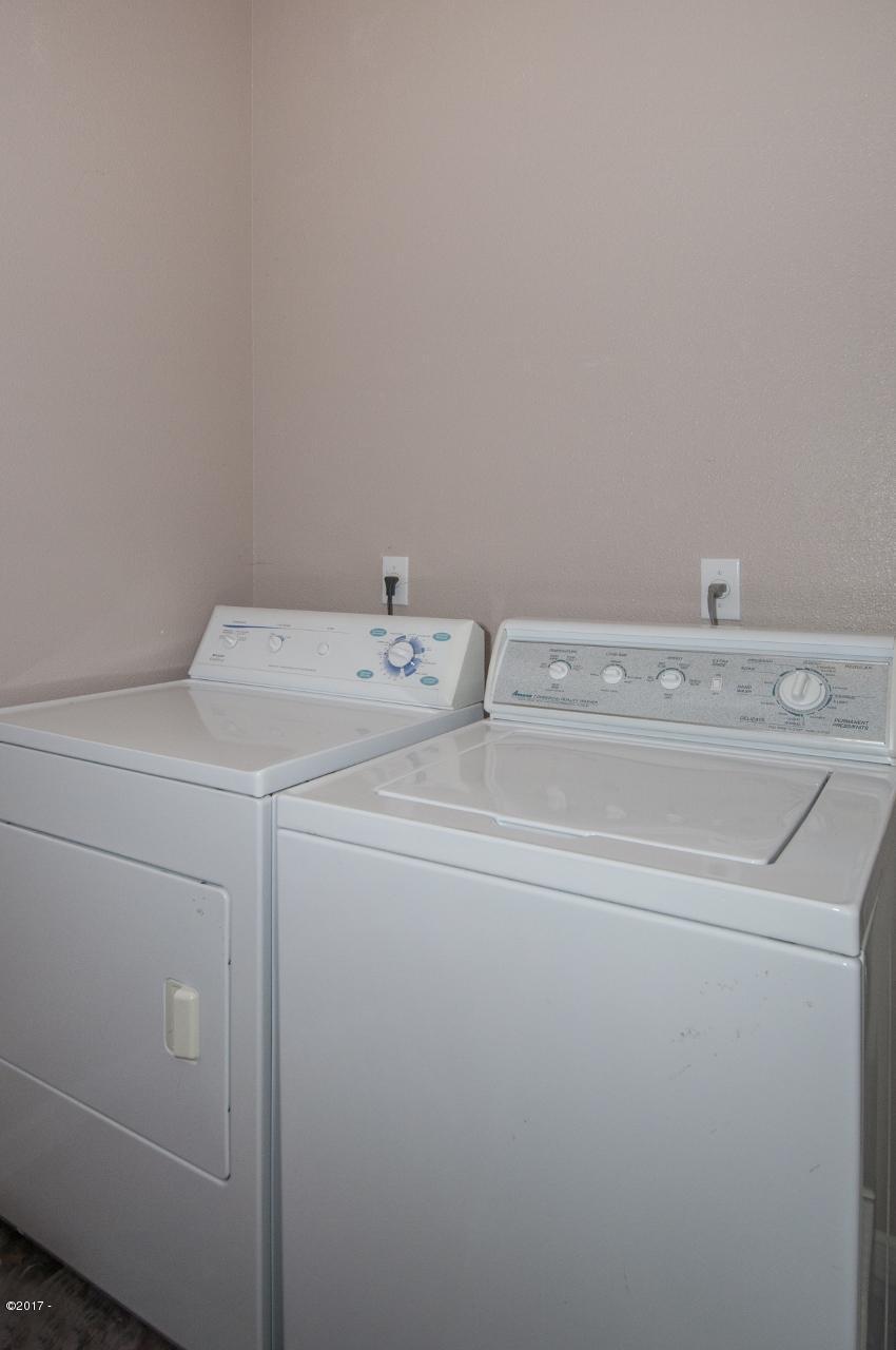450 Edgewater Depoe Bay, OR 97341 - Photo 38 of 51 Laundry Room