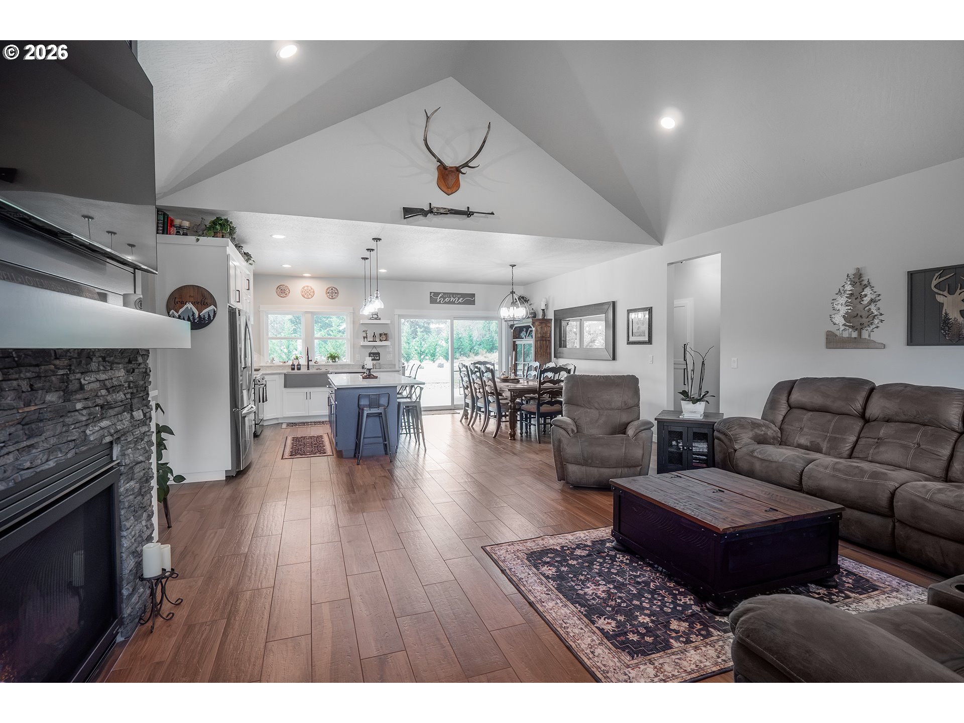 24883 Suttle Road Elmira, OR 97437 - Photo 12 of 44 Living Room/Entrance