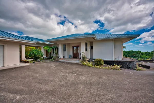 a view of a house with backyard and porch