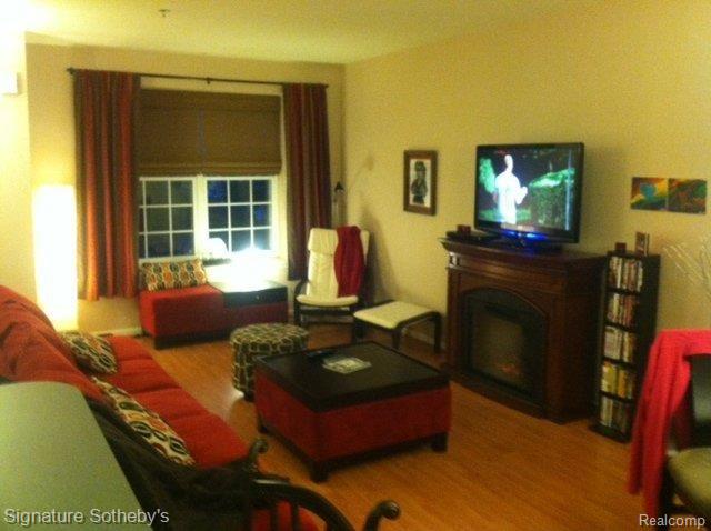 20281 Rodeo Court, Unit 58 Southfield, MI 48075 - Photo 6 of 8 Living.JPG