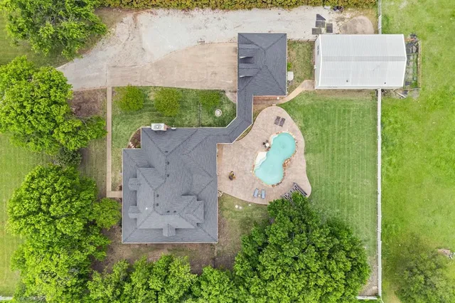 a picture of a black and white photo