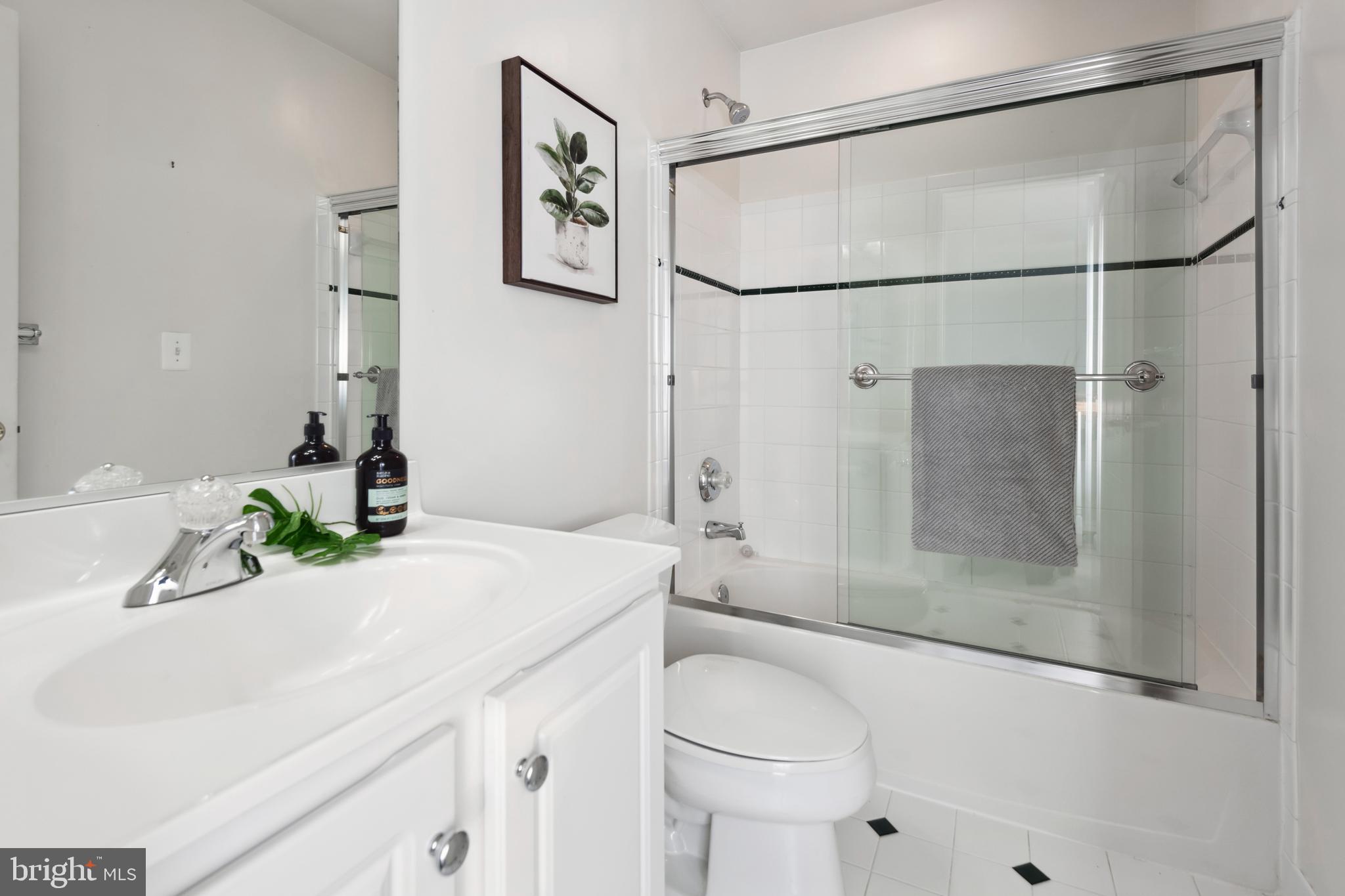 3466 Monarch Drive Edgewater, MD 21037 - Photo 28 of 51 Full Hall Bath on Upper Level