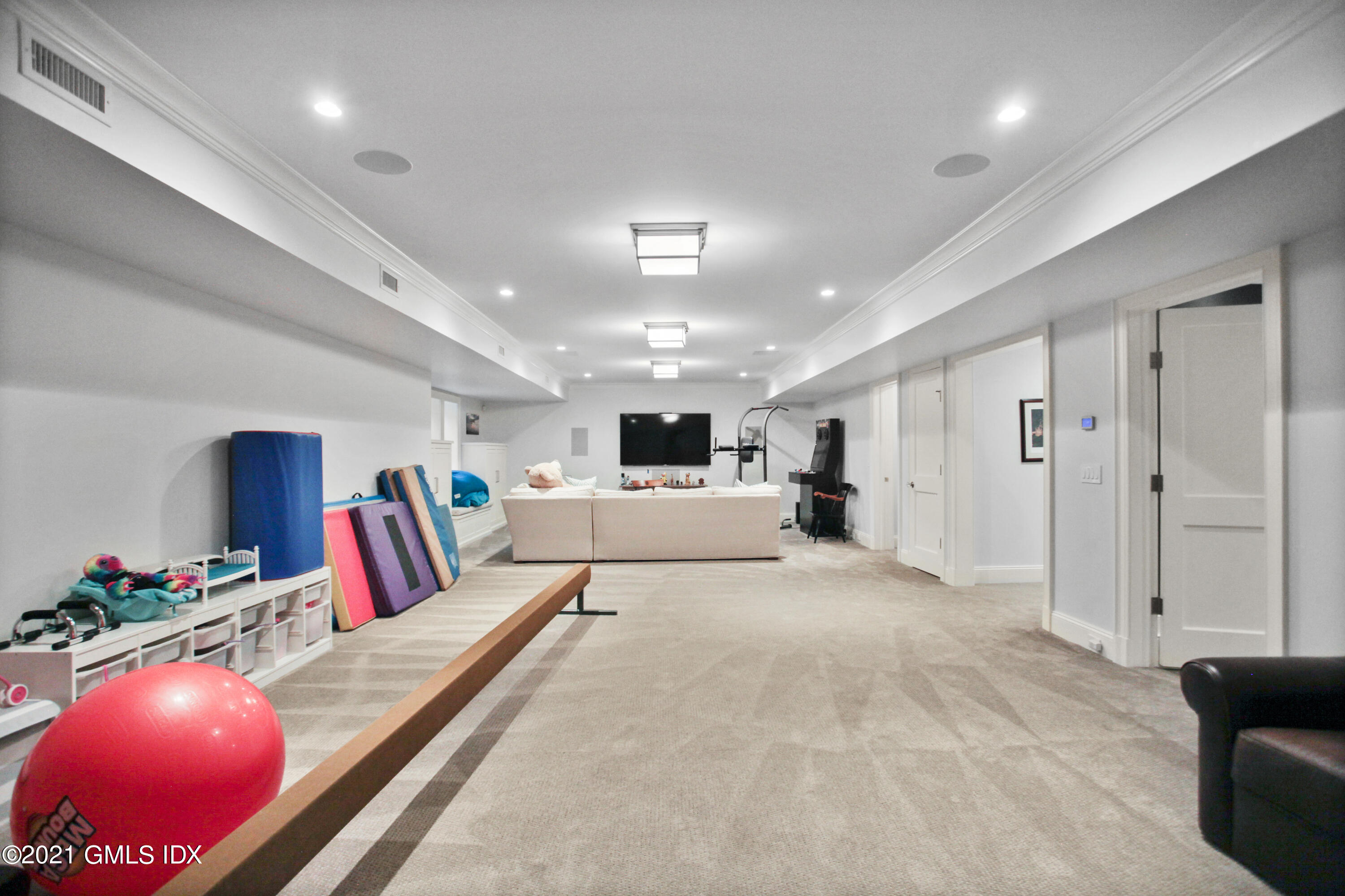 48 Winthrop Drive Riverside, CT 06878 - Photo 32 of 40 a living room with furniture