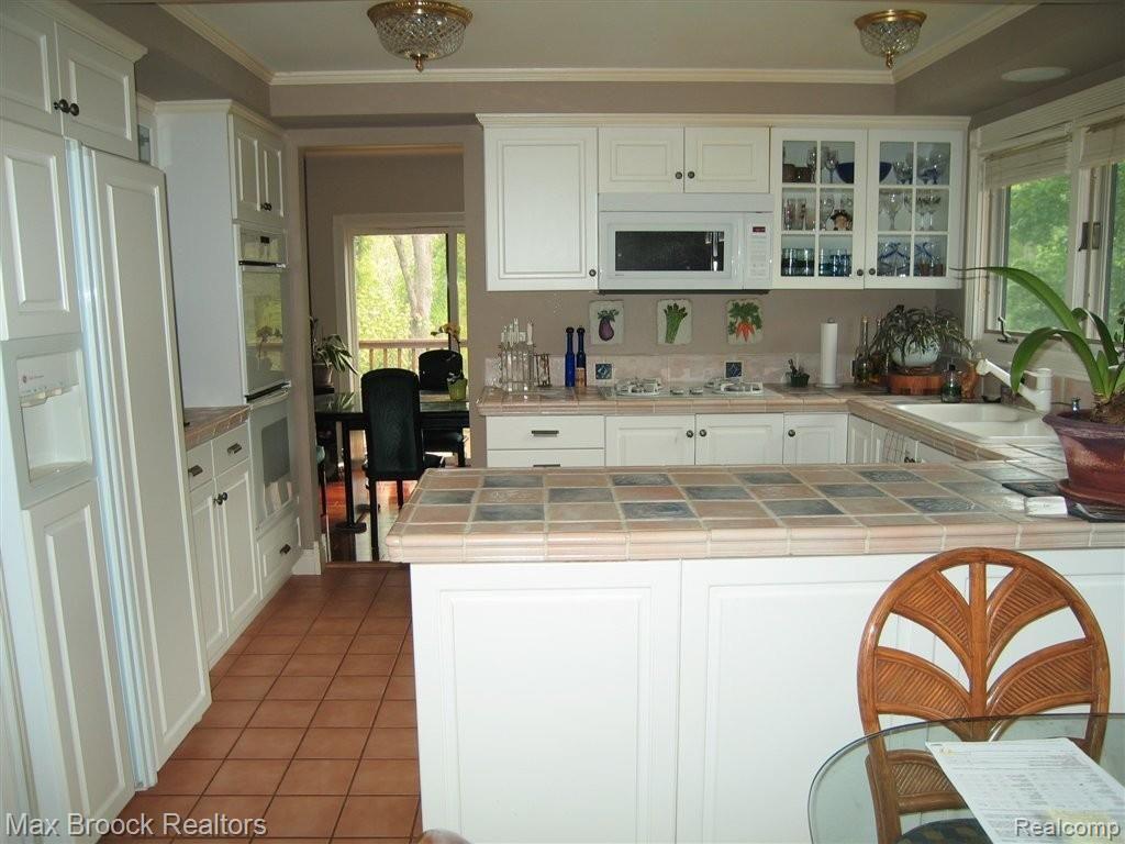 5349 Aintree Road Rochester, MI 48306 - Photo 9 of 18 Kitchen Another View.JPG