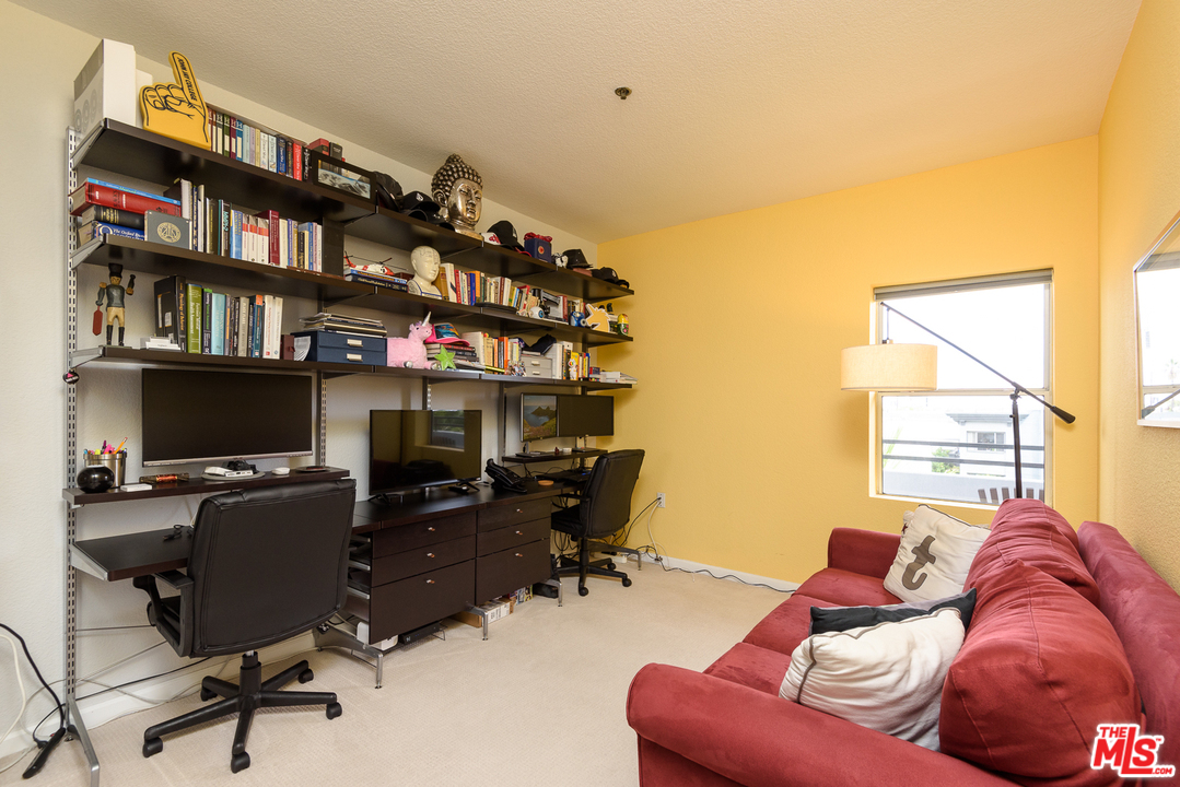 838 Pine Avenue, Unit 216 Long Beach, CA 90813 - Photo 18 of 35 a livingroom with a workspace