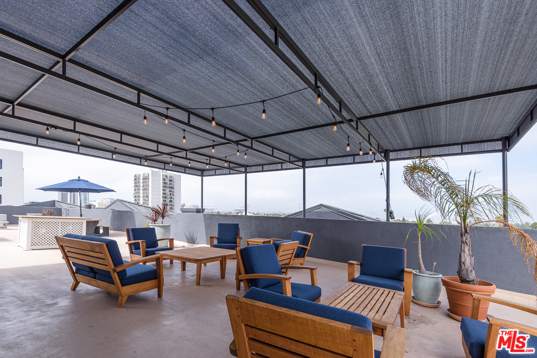 838 Pine Avenue, Unit 216 Long Beach, CA 90813 - Photo 27 of 35 a outdoor space with chairs