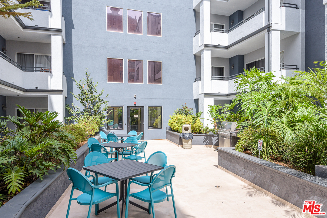 838 Pine Avenue, Unit 216 Long Beach, CA 90813 - Photo 31 of 35 a view of a chairs and table in a patio
