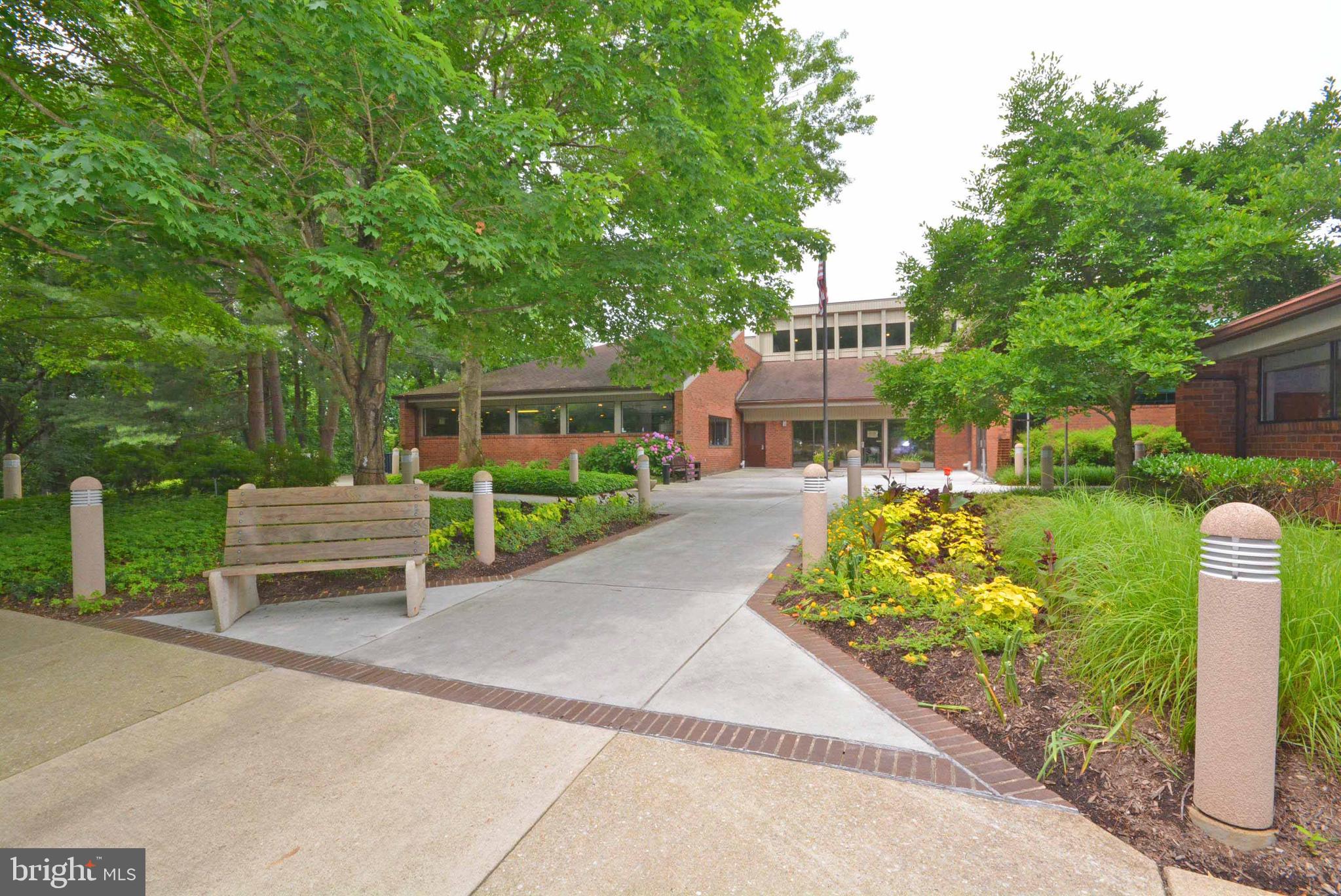 2900 Shipmaster Way, Unit 315 Annapolis, MD 21401 - Photo 20 of 39 a house view with a garden space