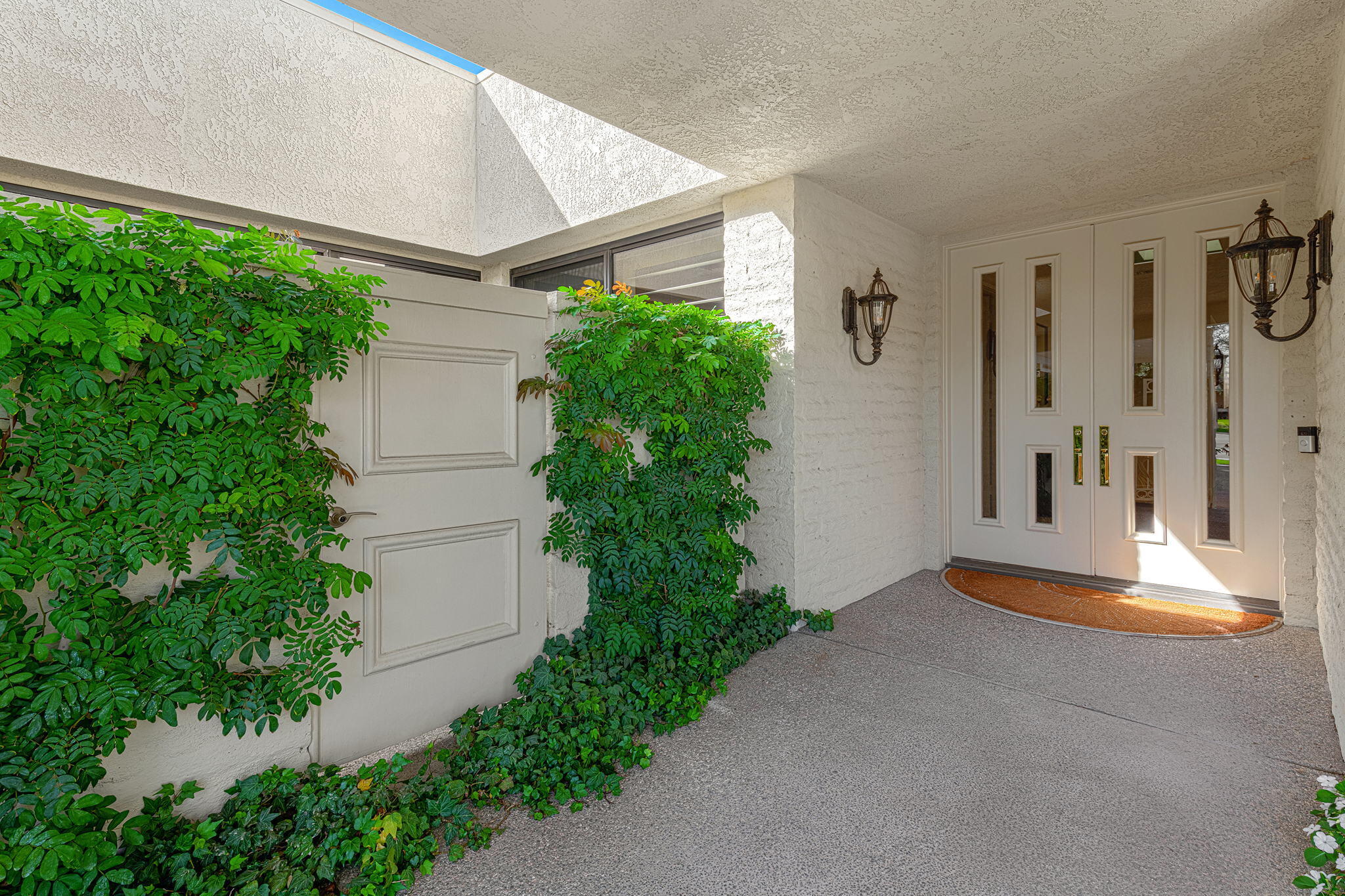 10 Creekside Drive Rancho Mirage, CA 92270 - Photo 10 of 32 a vase of flowers sitting in front of a house