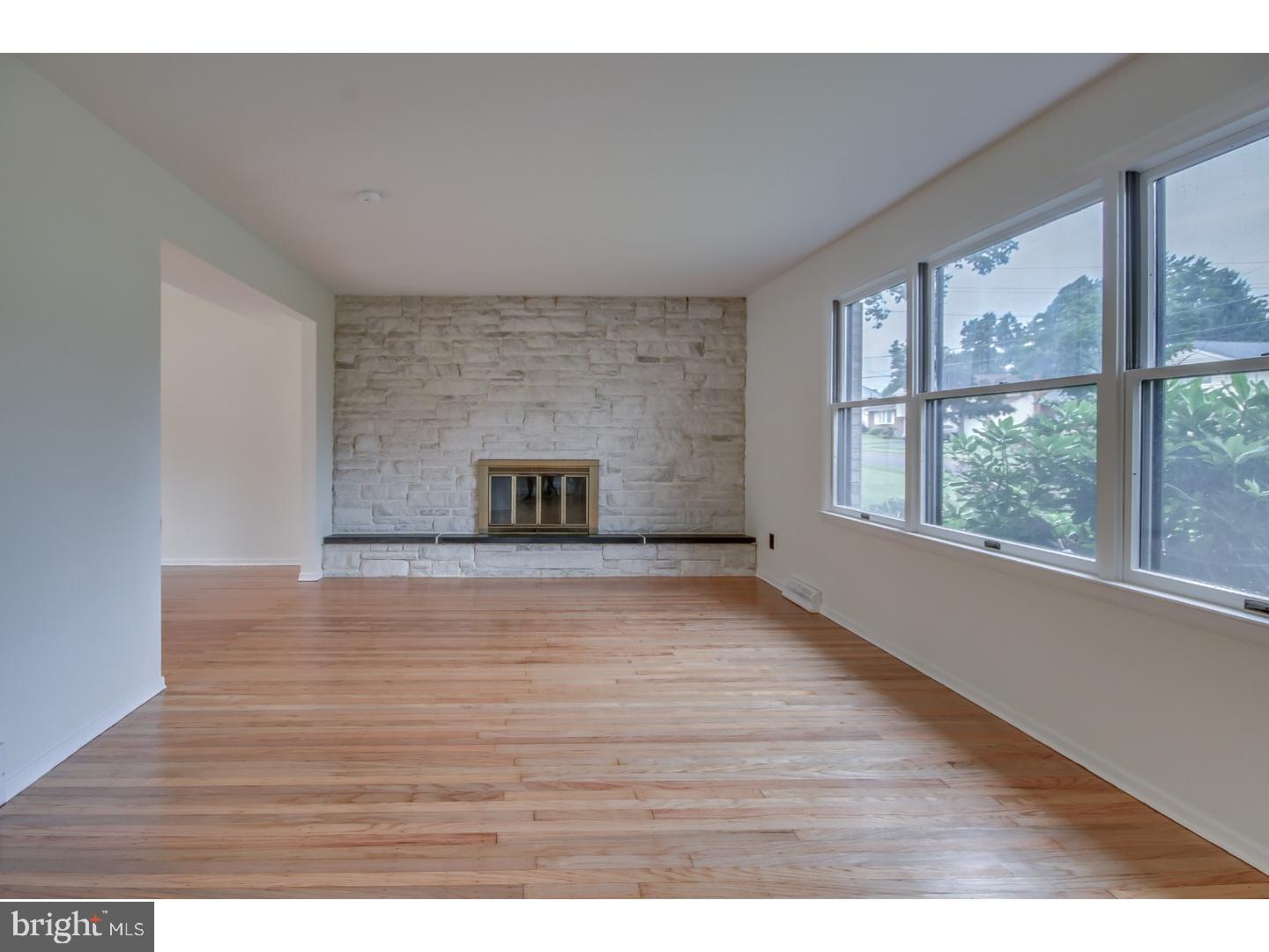 226 Waverly Road Southampton, PA 18966 - Photo 6 of 24 Living Room