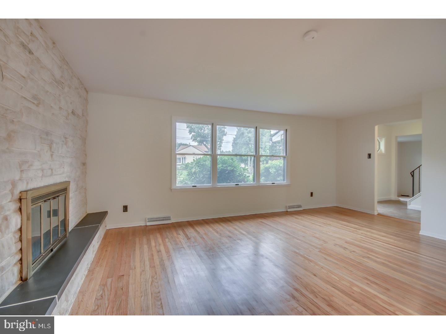226 Waverly Road Southampton, PA 18966 - Photo 8 of 24 Living Room
