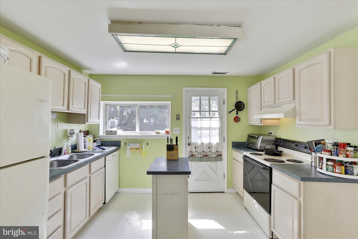 225 Lake Road Pasadena, MD 21122 - Photo 5 of 30 Kitchen