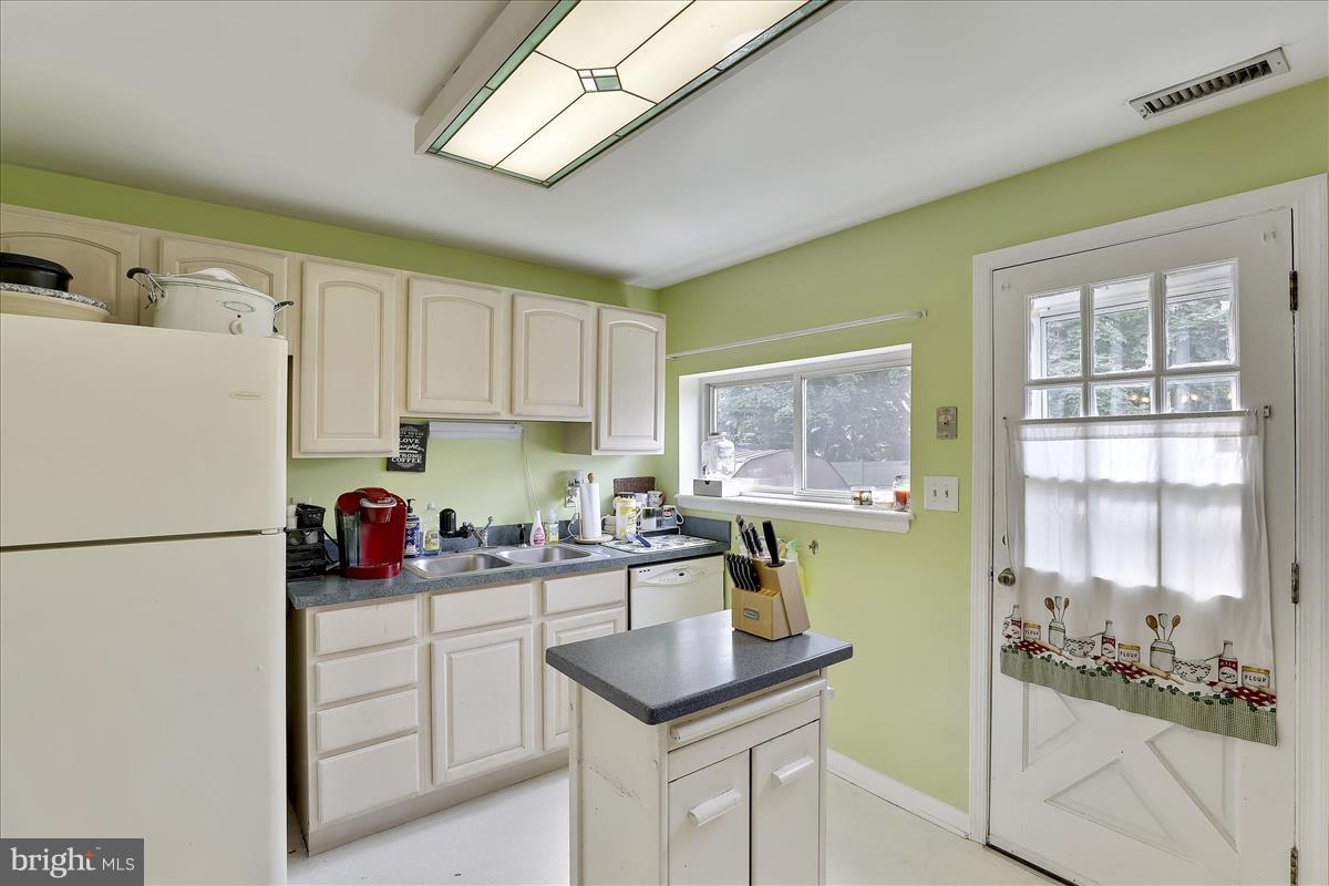 225 Lake Road Pasadena, MD 21122 - Photo 6 of 30 Kitchen