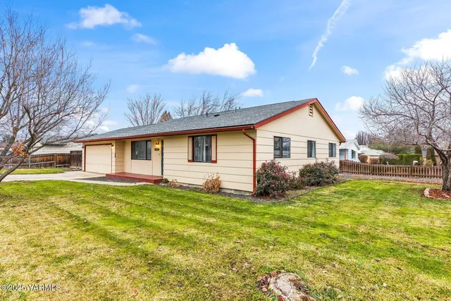 a view of a yard with a house