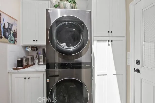 a view of entryway with washer and dryer