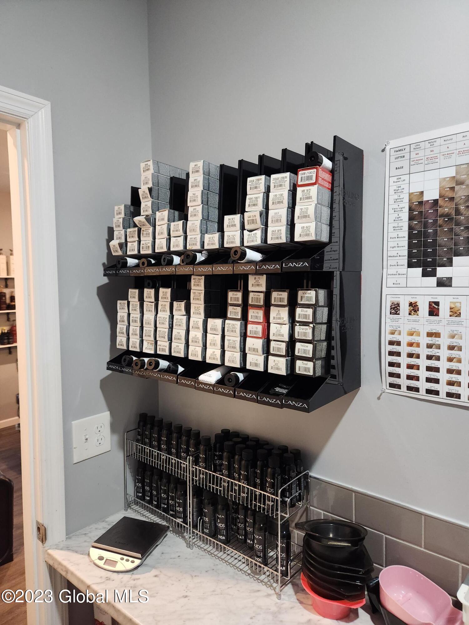 1689 Avenue A Schenectady, NY 12308 - Photo 9 of 14 Color Bar