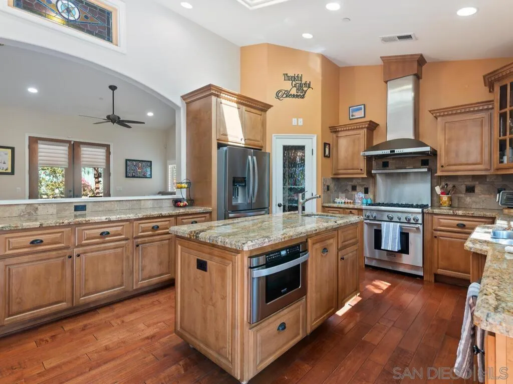 176 Ransom Hill Lane Ramona, CA 92065 - Photo 6 of 39 Kitchen