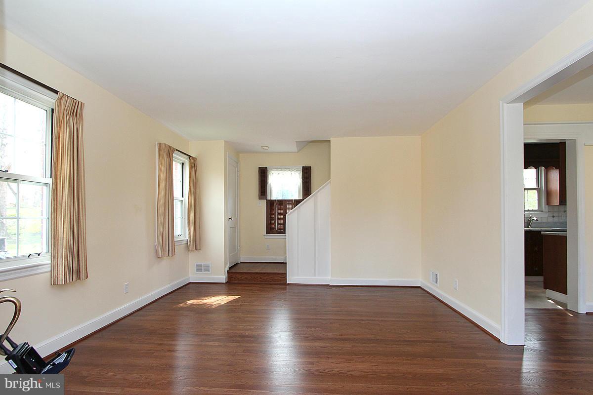 1027 Lanark Way Silver Spring, MD 20901 - Photo 8 of 27 Living Room