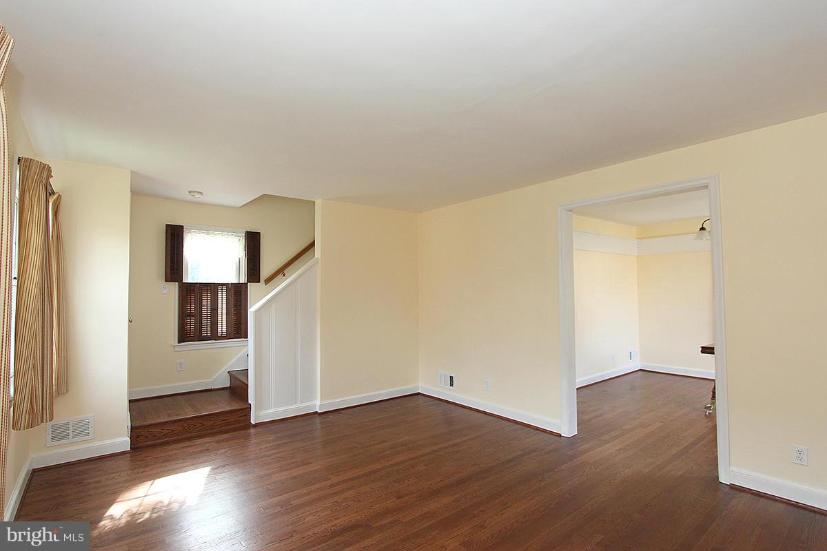 1027 Lanark Way Silver Spring, MD 20901 - Photo 9 of 27 Living Room