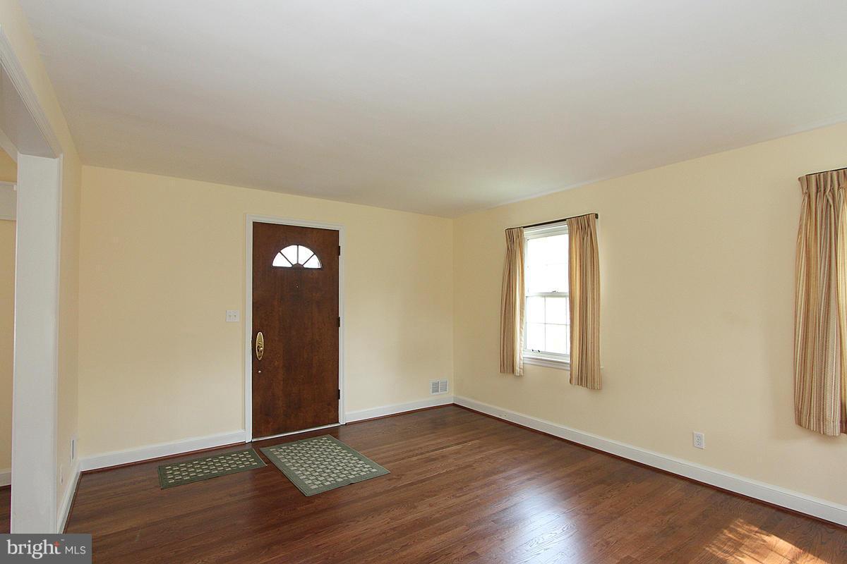 1027 Lanark Way Silver Spring, MD 20901 - Photo 10 of 27 Living Room