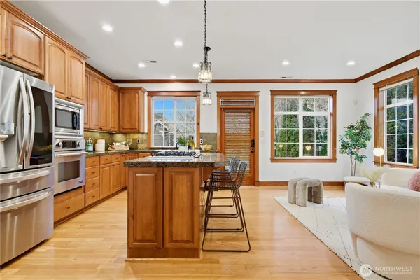 $1,198,000 | 2557 Northeast Park Drive, Issaquah, WA 98029