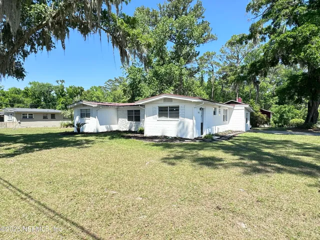a view of a house with a yard