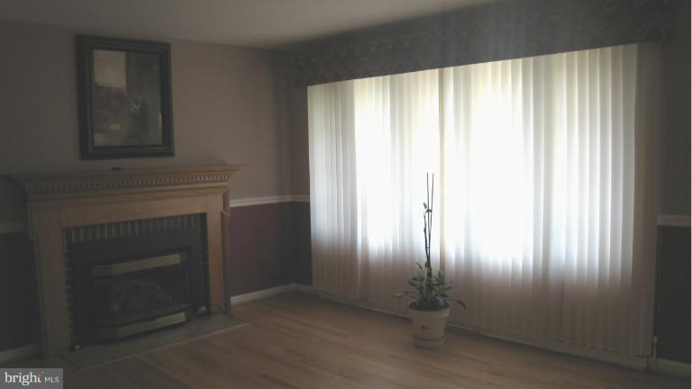 20815 Slidell Road Boyds, MD 20841 - Photo 7 of 28 Living Room
