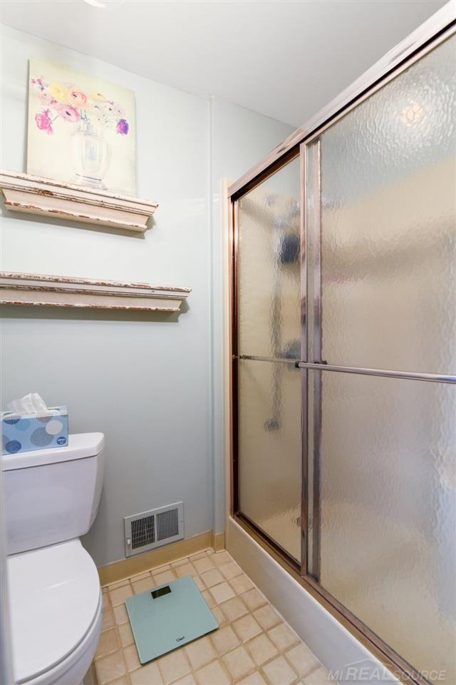 1684 Hawthorne Road Grosse Pointe, MI 48236 - Photo 17 of 29 50017141-16.JPG