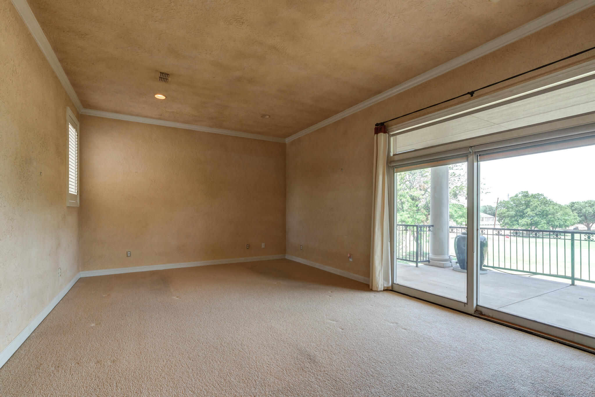 8901 York Place Lubbock, TX 79424 - Photo 32 of 45 en empty room with sliding door