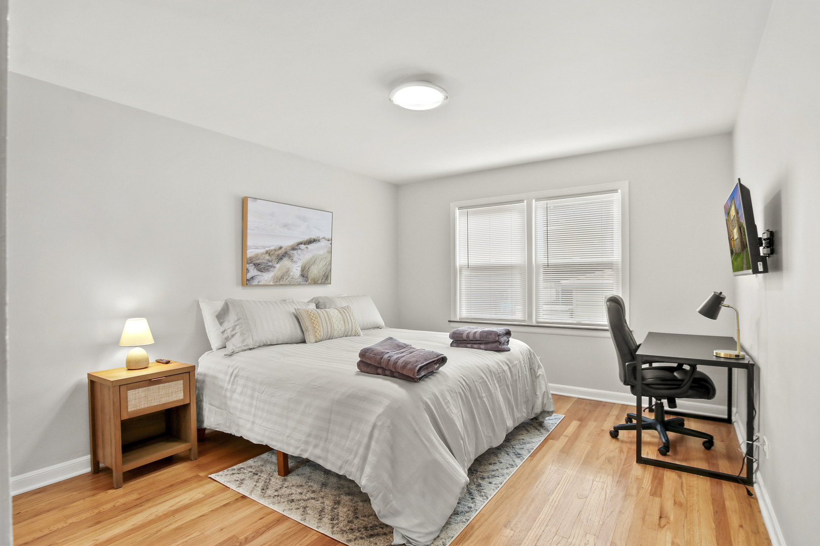 236 Callan Avenue, Unit 3 Evanston, IL 60202 - Photo 9 of 15 a bedroom with a bed and a desk