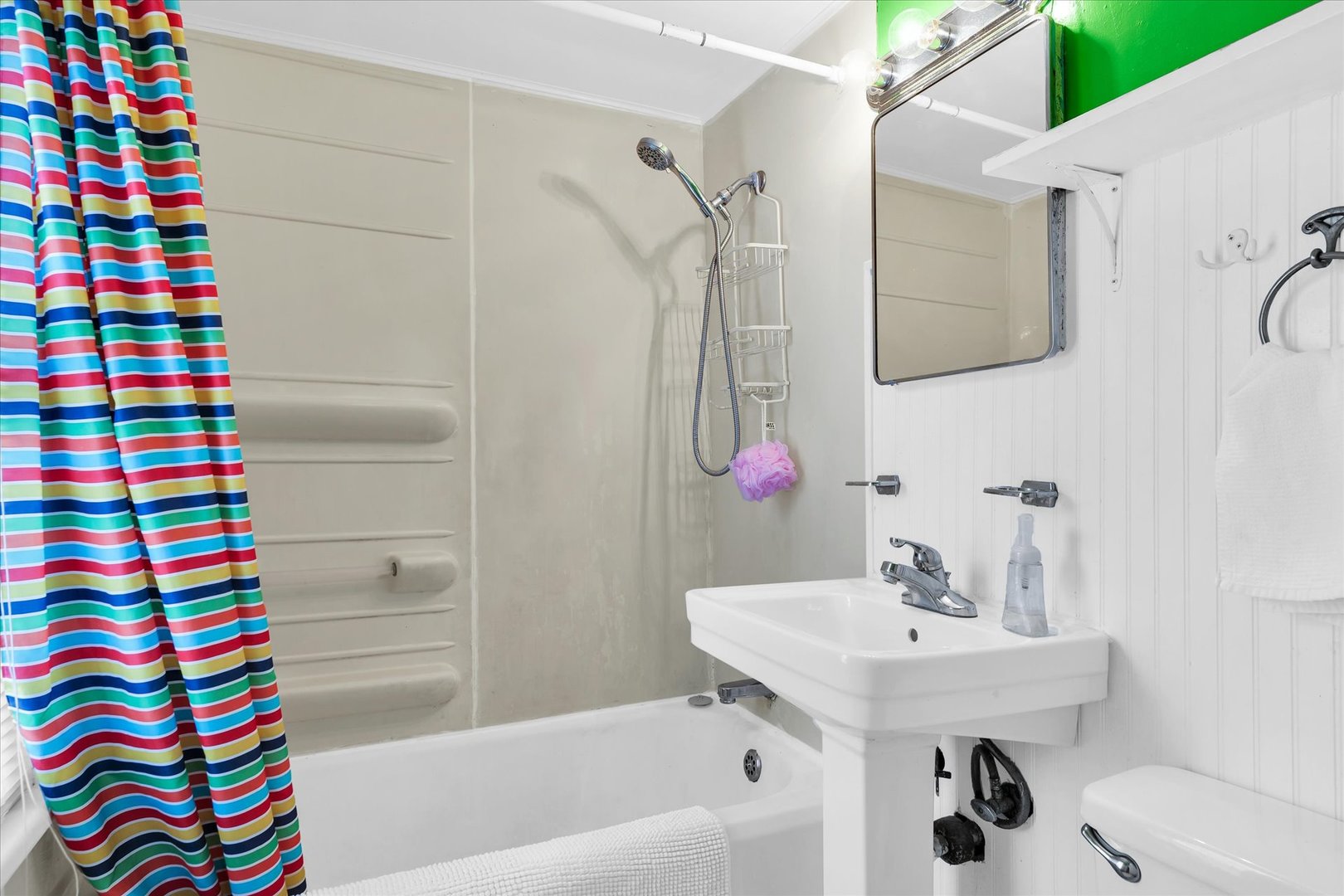 911 Foley Avenue Champaign, IL 61820 - Photo 22 of 33 a bathroom with a sink and a bathtub
