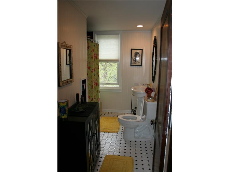 880 Tuscarawas Road Beaver, PA 15009 - Photo 18 of 20 Full Bath. NEWLY REMODELED! SO PRETTY!