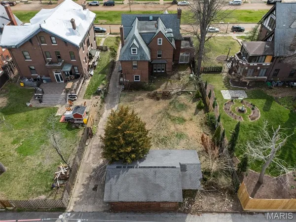 $650,000 | 49 Kingsbury Place, St. Louis, MO 63112