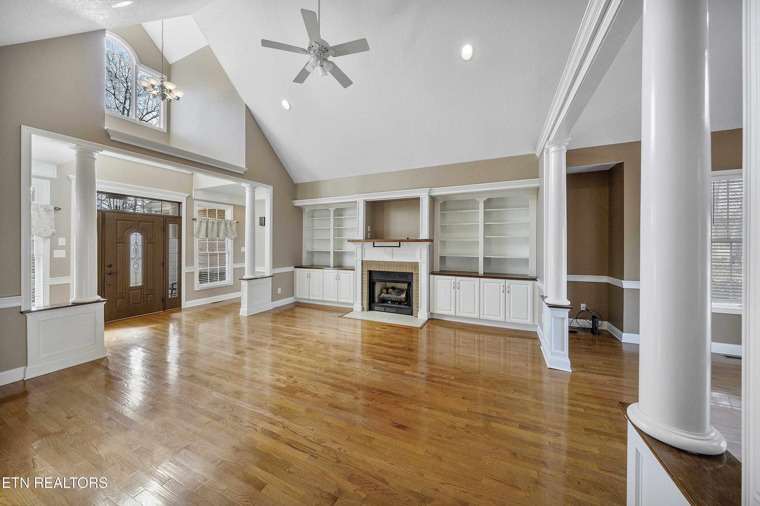 225 Alpine Drive Clinton, TN 37716 - Photo 2 of 41 Entrance/Living Area