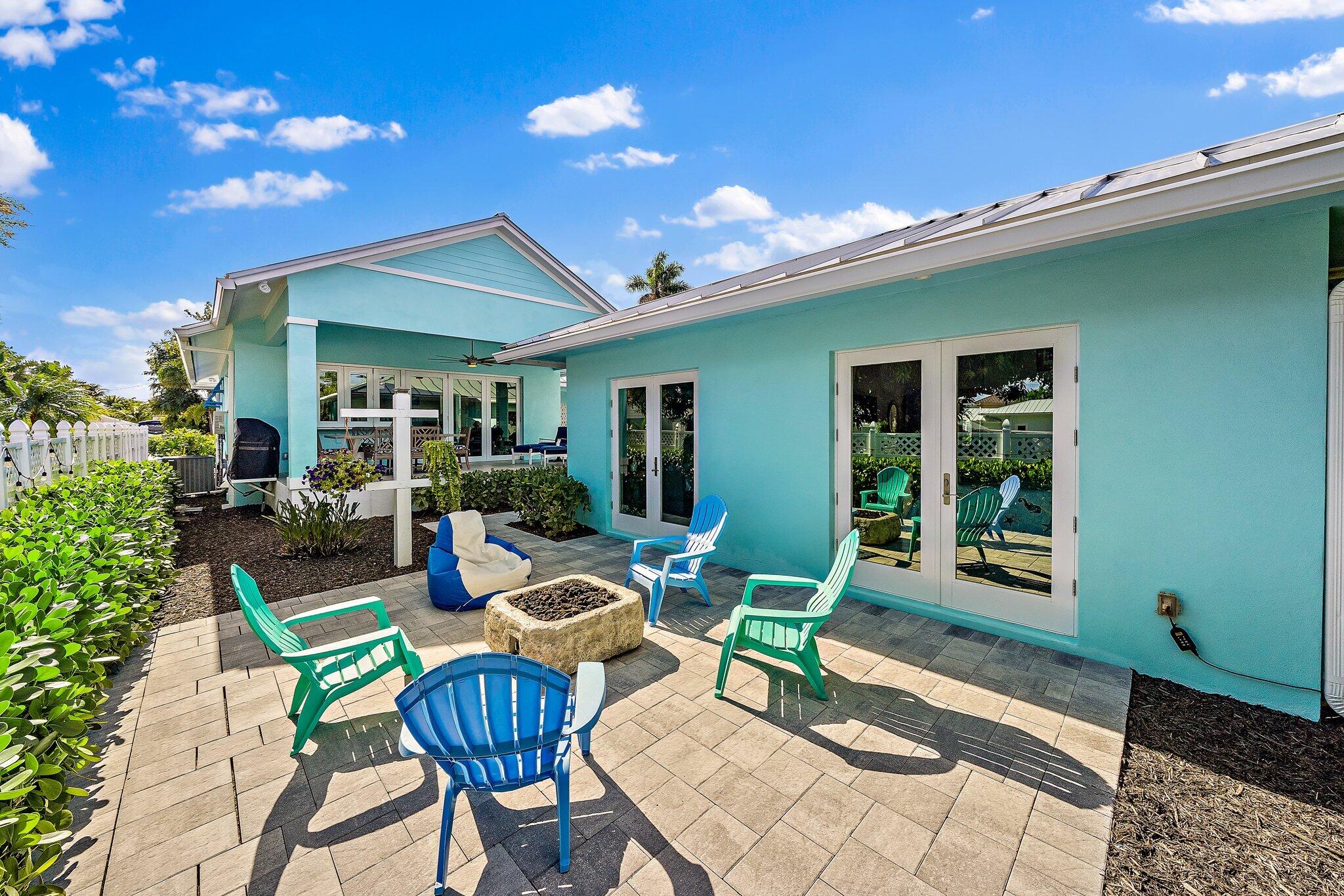 3443 Inlet Court Jupiter, FL 33469 - Photo 53 of 59 a view of a patio with table and chairs and potted plants