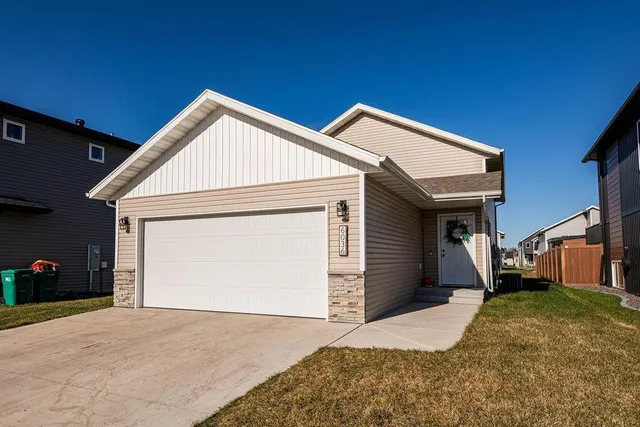 $299,900 | 6036 Kodiak Lane, Horace, ND 58047