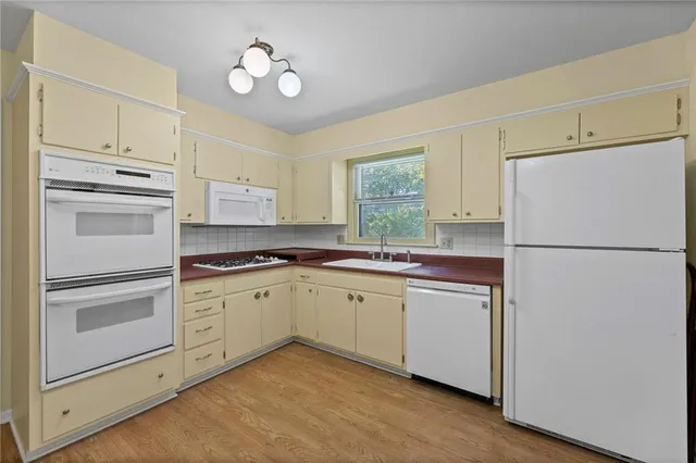 $369,000 | 9708 West 96th Terrace, Overland Park, KS 66212