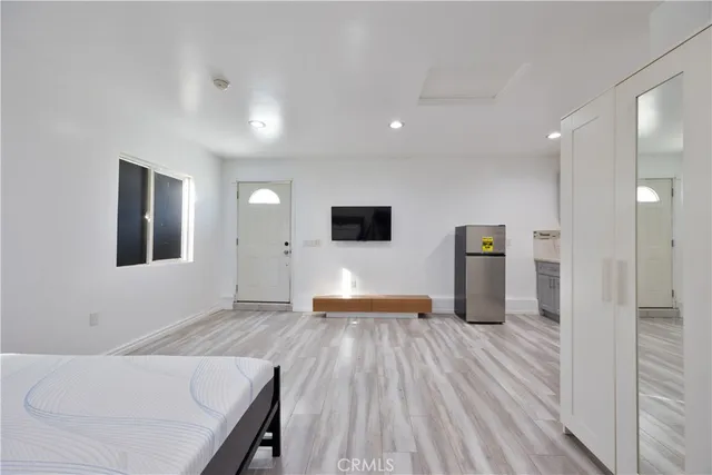 $1,920 | 19140 Hartland Street, Reseda, CA 91335