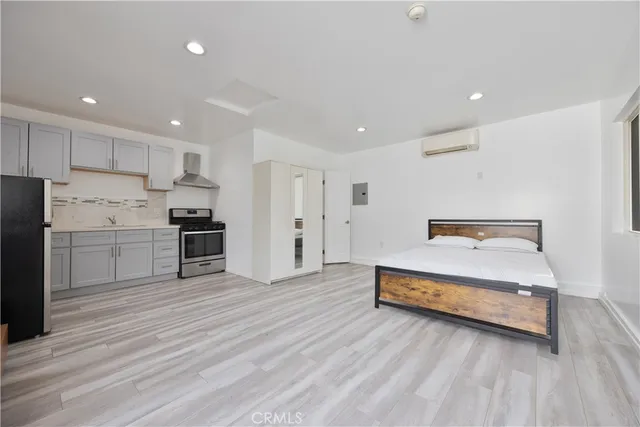 $1,920 | 19140 Hartland Street, Reseda, CA 91335