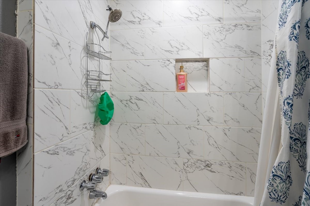 10601 Buffum Street Houston, TX 77051 - Photo 25 of 50 a bathroom with a bathtub and shower