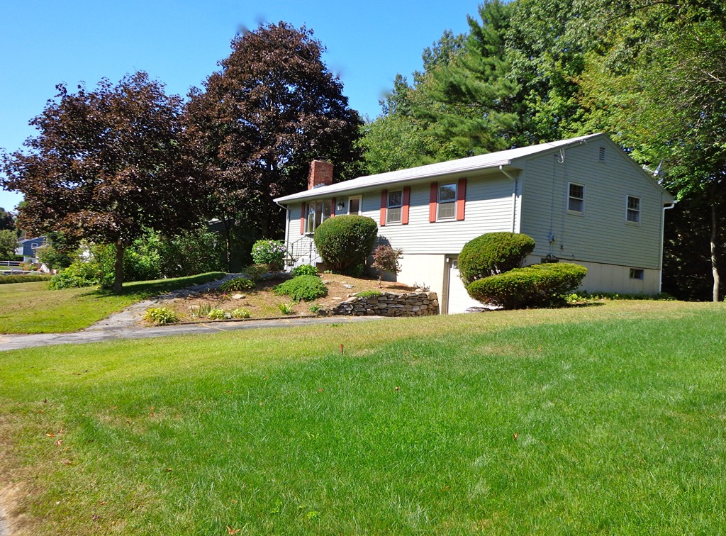 a view of a house with backyard