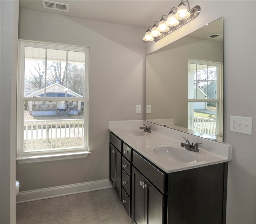 412 Grant Street Easley, SC 29640 - Photo 25 of 40 Primary Full Bathroom