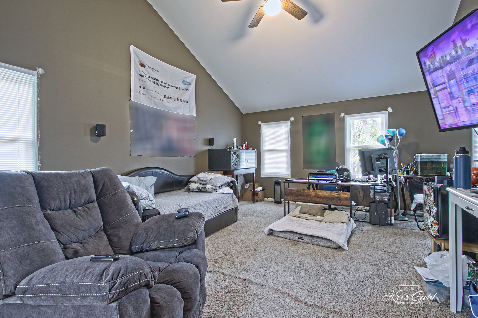 Undisclosed Address Lindenhurst, IL 60046 - Photo 16 of 32 a living room with furniture