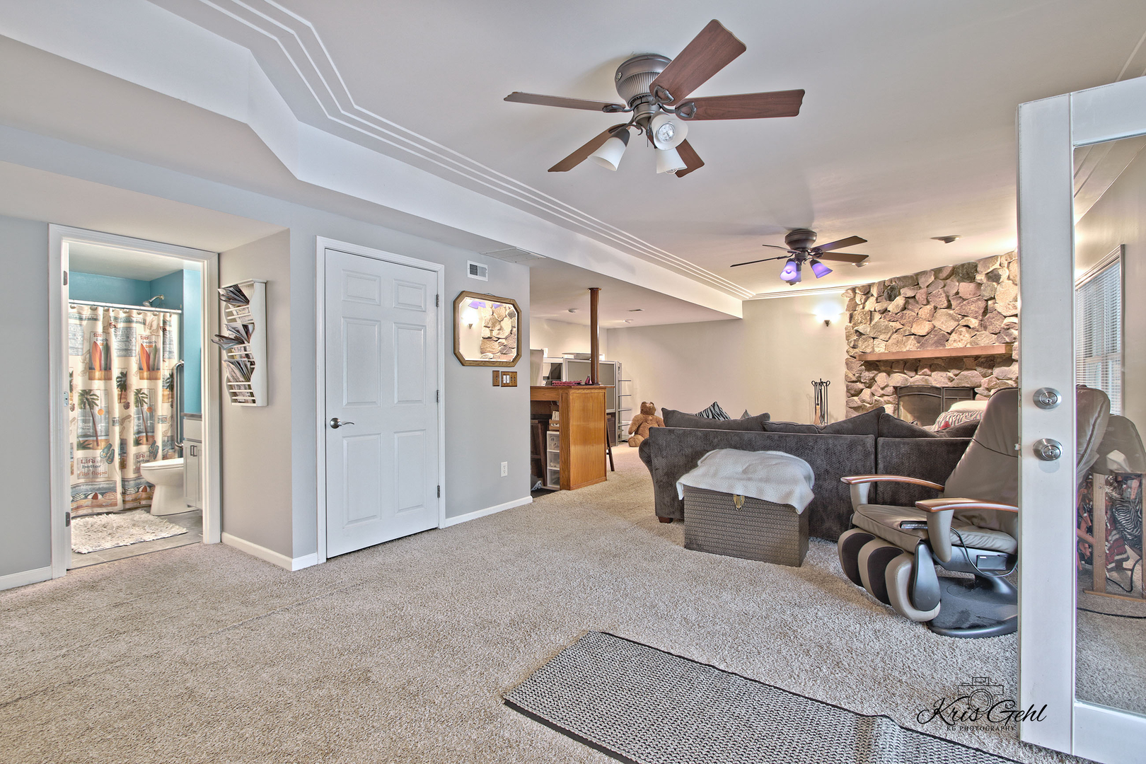 Undisclosed Address Lindenhurst, IL 60046 - Photo 22 of 32 a living room with furniture