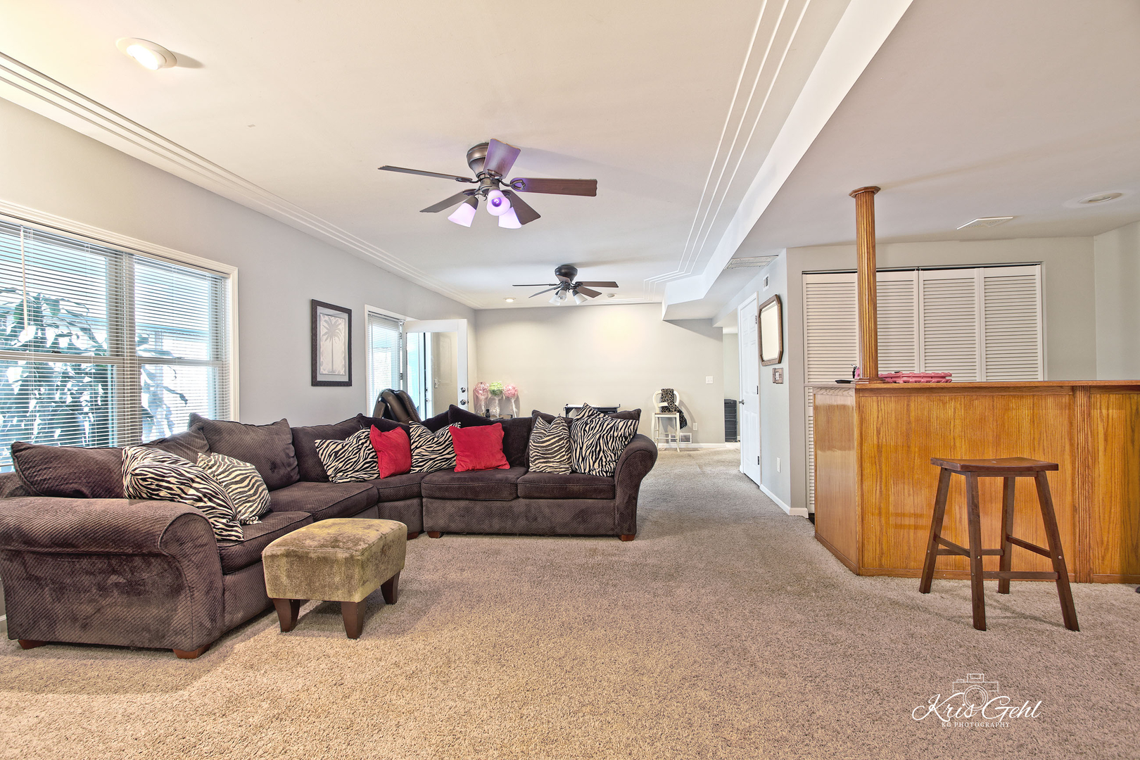 Undisclosed Address Lindenhurst, IL 60046 - Photo 25 of 32 a living room with furniture and a window