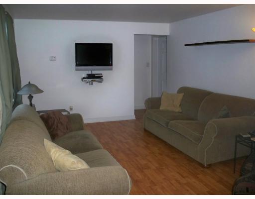 563 Beatty Road Monroeville, PA 15146 - Photo 13 of 17 Living Room.